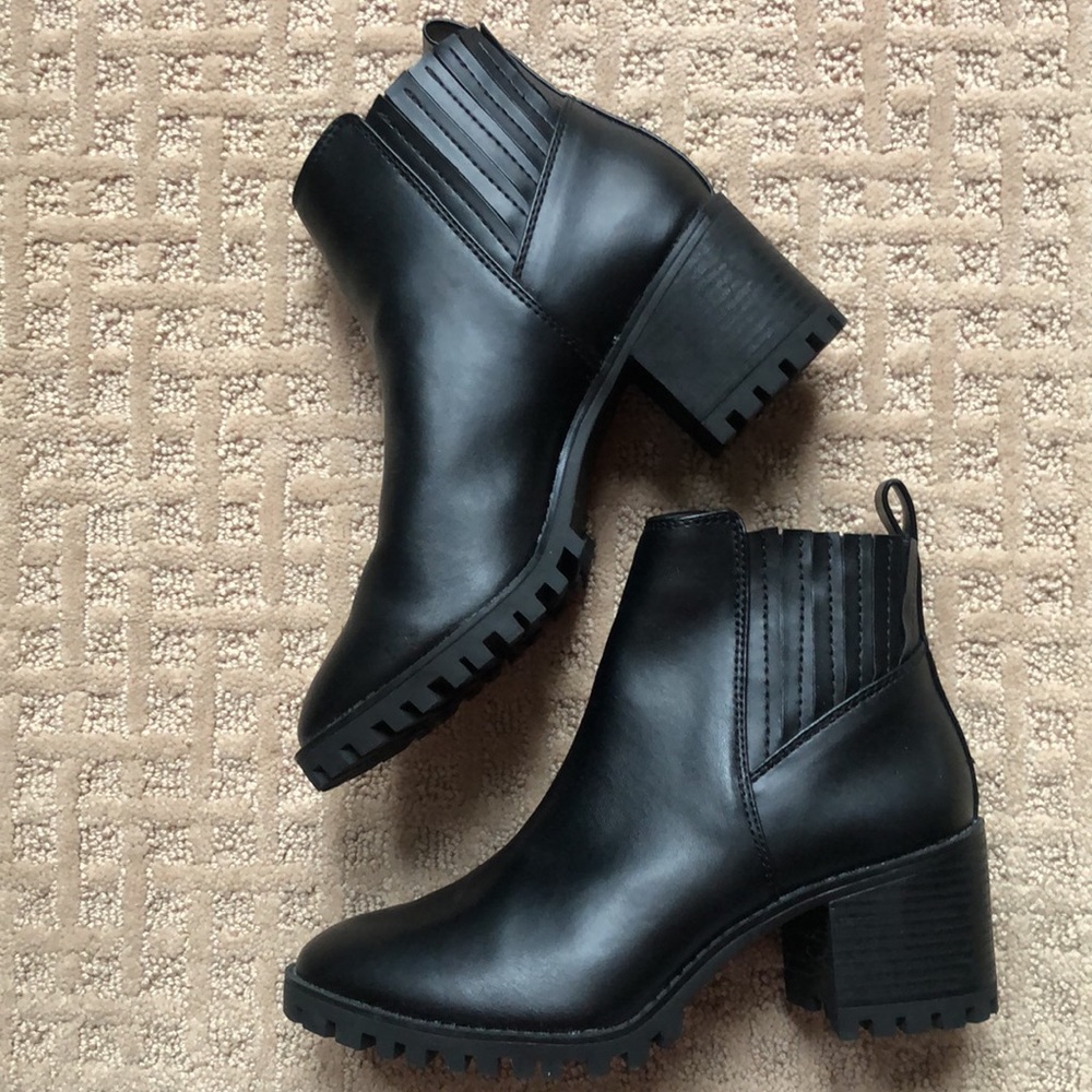 Banana Republic Lug Sole Black Boots - Size 7